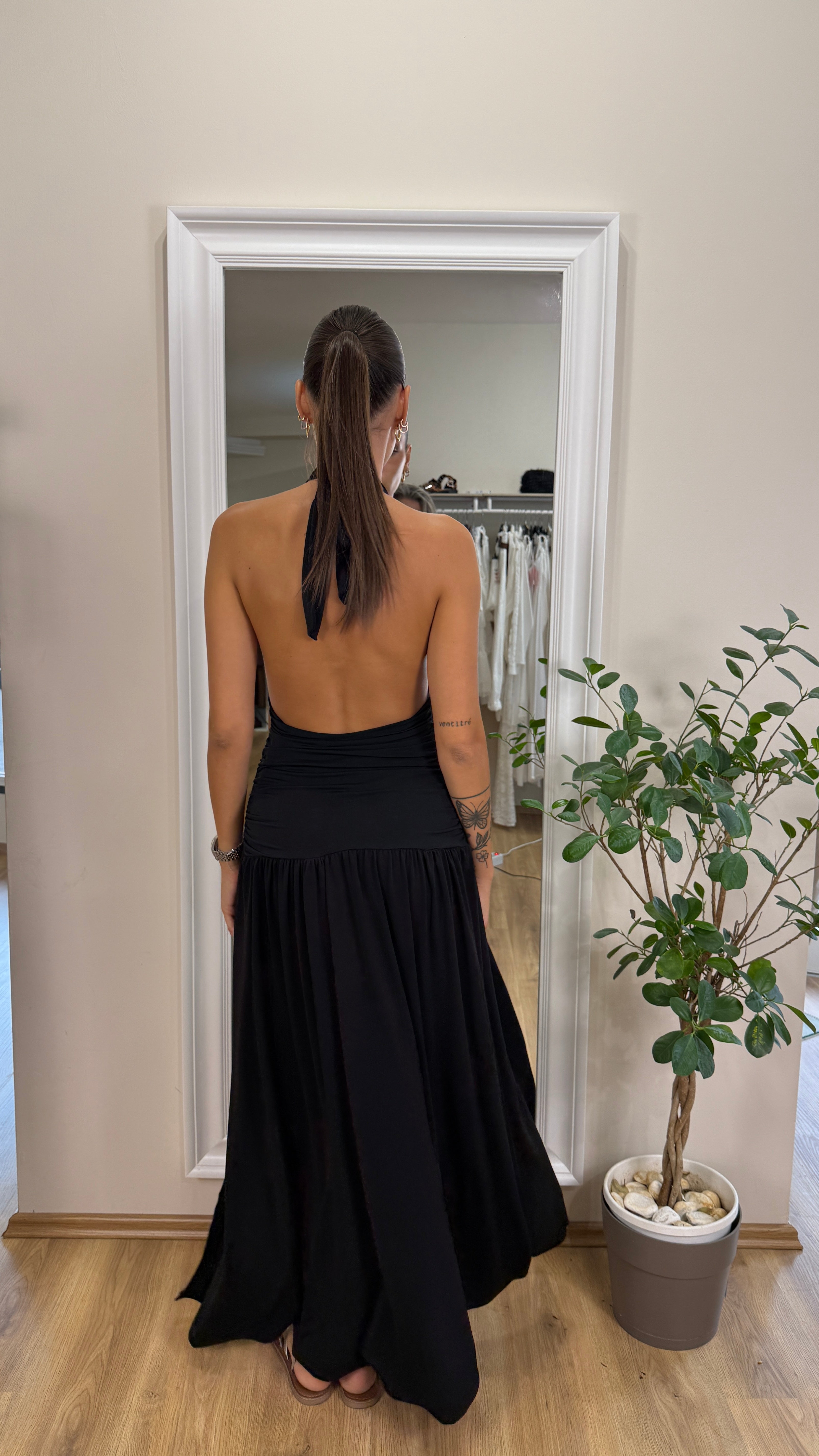 Abito elasticizzato con scollo profondo e spacco laterale.