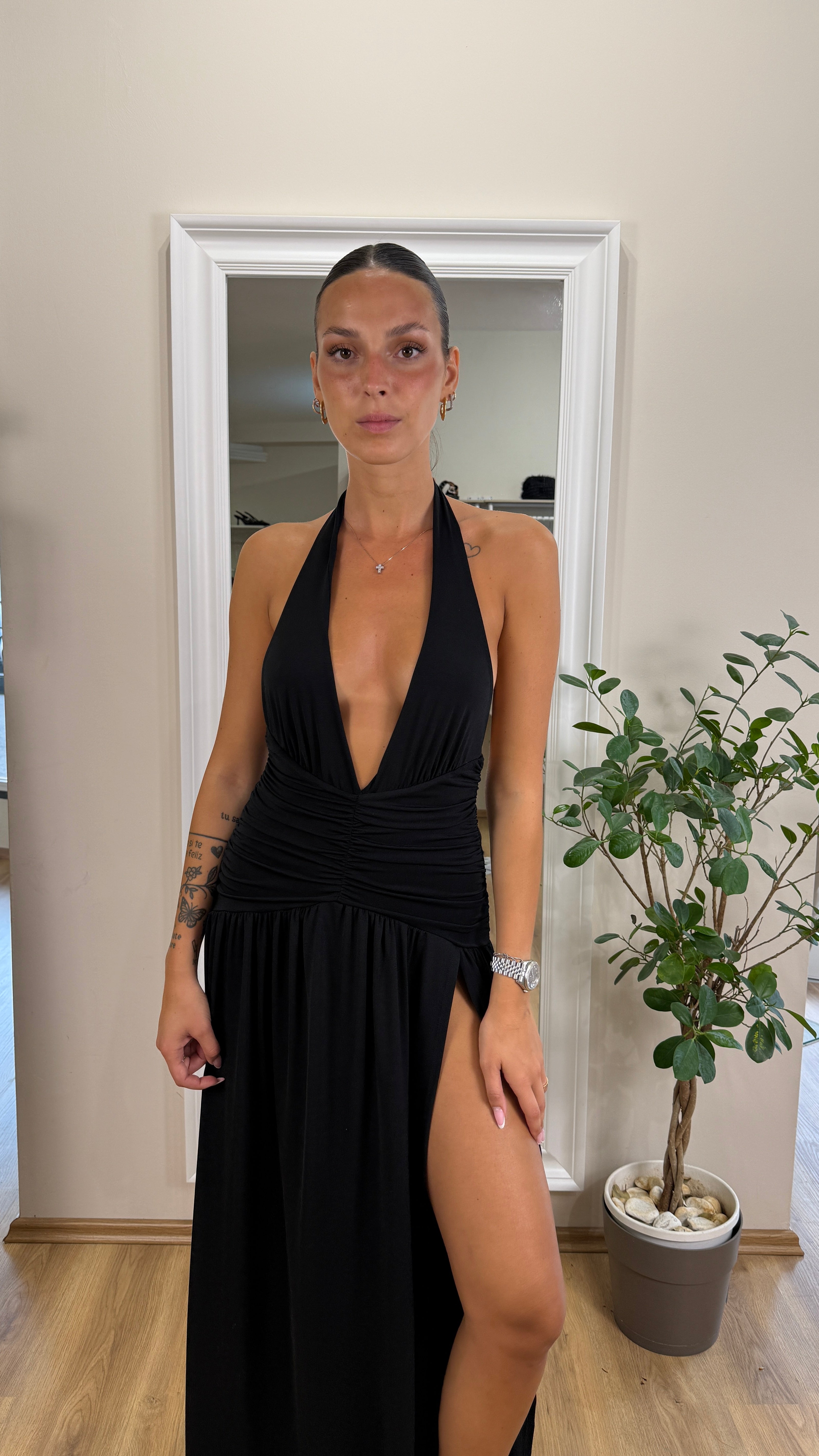 Abito elasticizzato con scollo profondo e spacco laterale.