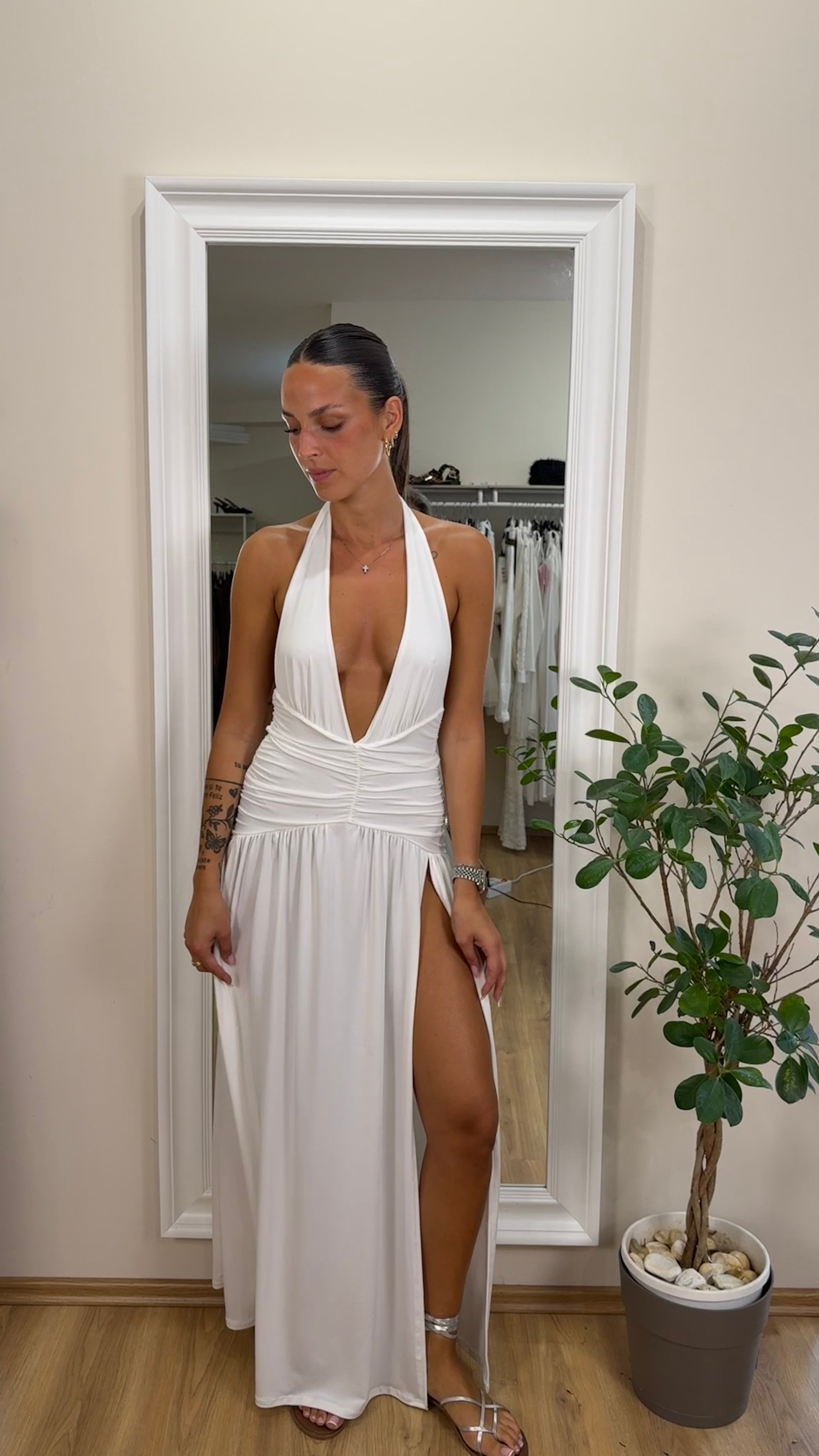 Abito elasticizzato con scollo profondo e spacco laterale.