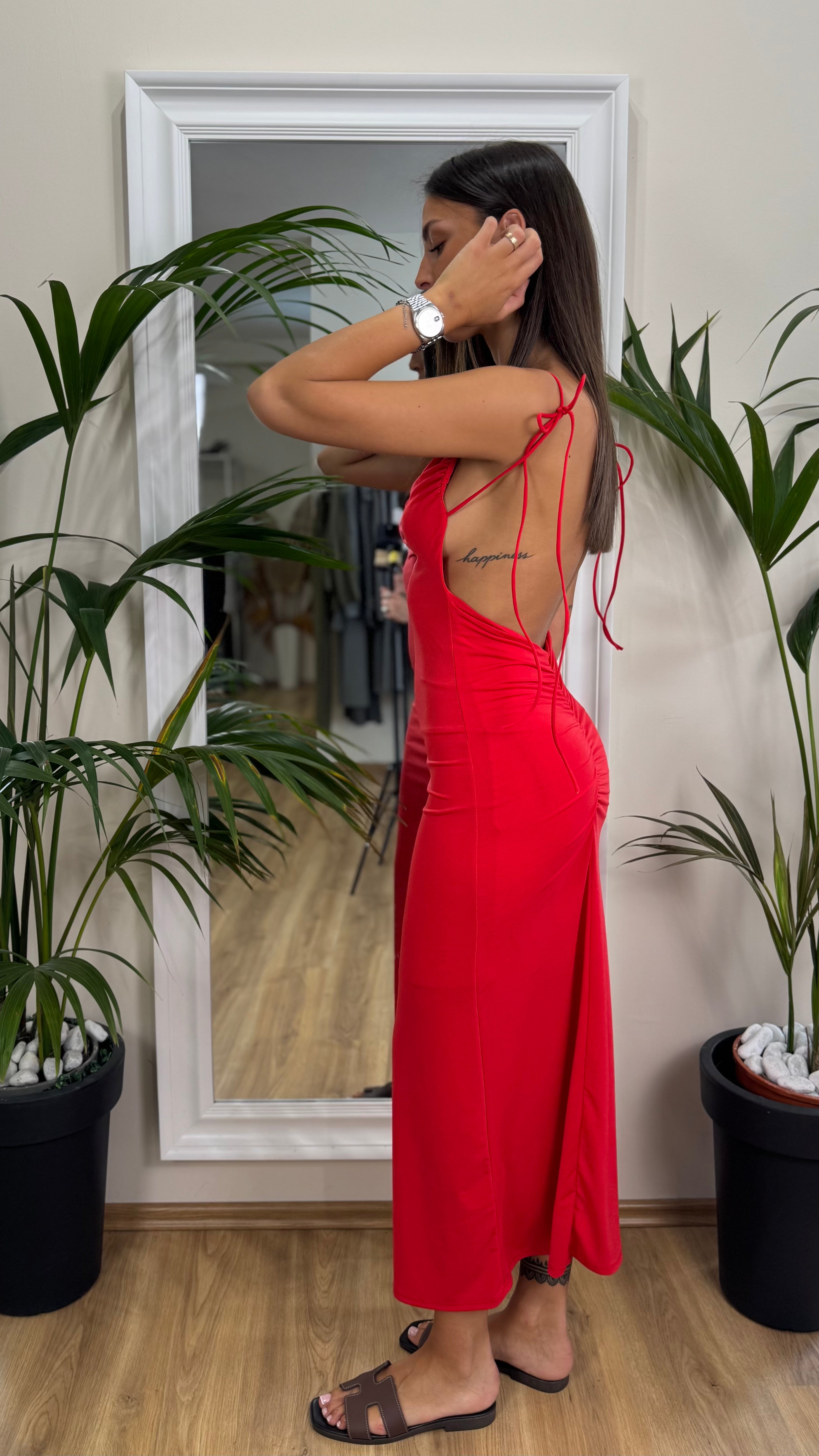 Abito lungo con schiena scoperta.